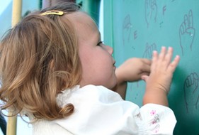 WHO slår fast, at tegnsprog ikke forsinker døve børns udvikling af talesprog