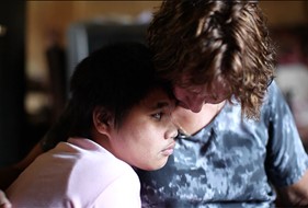 Danske Birgit Larsen, der selv er døvblind, holder om Siddhi, en nepalesisk døvblindfødt pige 