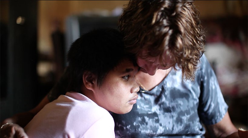 Danske Birgit Larsen, der selv er døvblind, holder om Siddhi, en nepalesisk døvblindfødt pige 