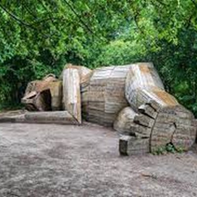 Sovende Luis - en kæmpe bygget i træ - ligger ved en skovsti