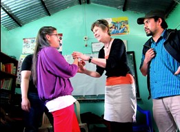 Døvblinde Dorte underviser i haptisk og taktil kommunikation på en workshop i Nepal