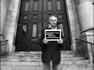 Præsident for Verdensforbundet, dansk-hollandske Lex Grandia, foran Højesteret med et skilt i hånden med teksten: DØVBLINDE har også rettigheder. Følg FN's handicapkonvention