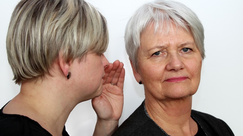 Datter taler direkte i øret på døvblind kvinde 