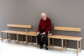 Ældre døvblind herre siddende alene 
