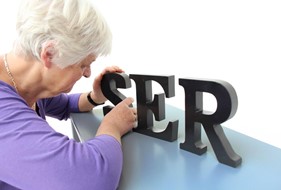 Døvblinde kvinde mærker på træ-bogstaverne S E R 