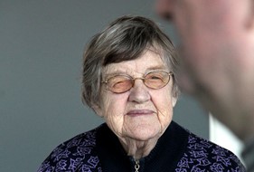 Portræt af ældre døvblind kvinde 