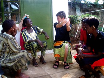 Uganda - døvblinde Dorte Eriksen underviser ugandiske døvblinde kvinder i kommunikation. De griner