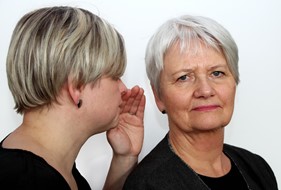 Datter taler tydeligt i øret på sin døvblinde mor, der ser den anden vej