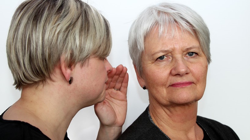 Datter taler tydeligt i øret på sin døvblinde mor, der ser den anden vej