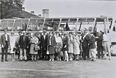Sort hvid foto fra 1967: Døvblinde i deres fineste tøj foran en bus