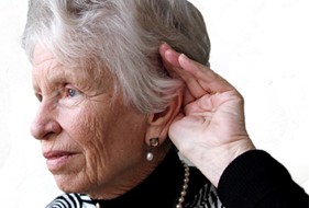 Døvblind kvinde lytter