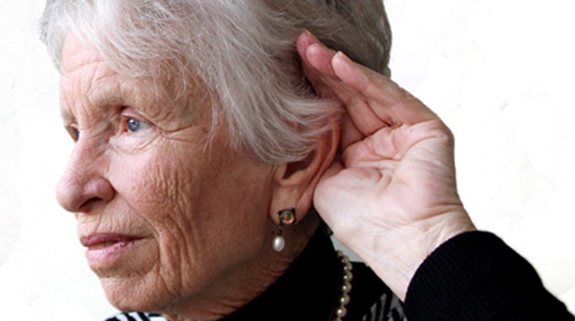 Døvblind kvinde lytter